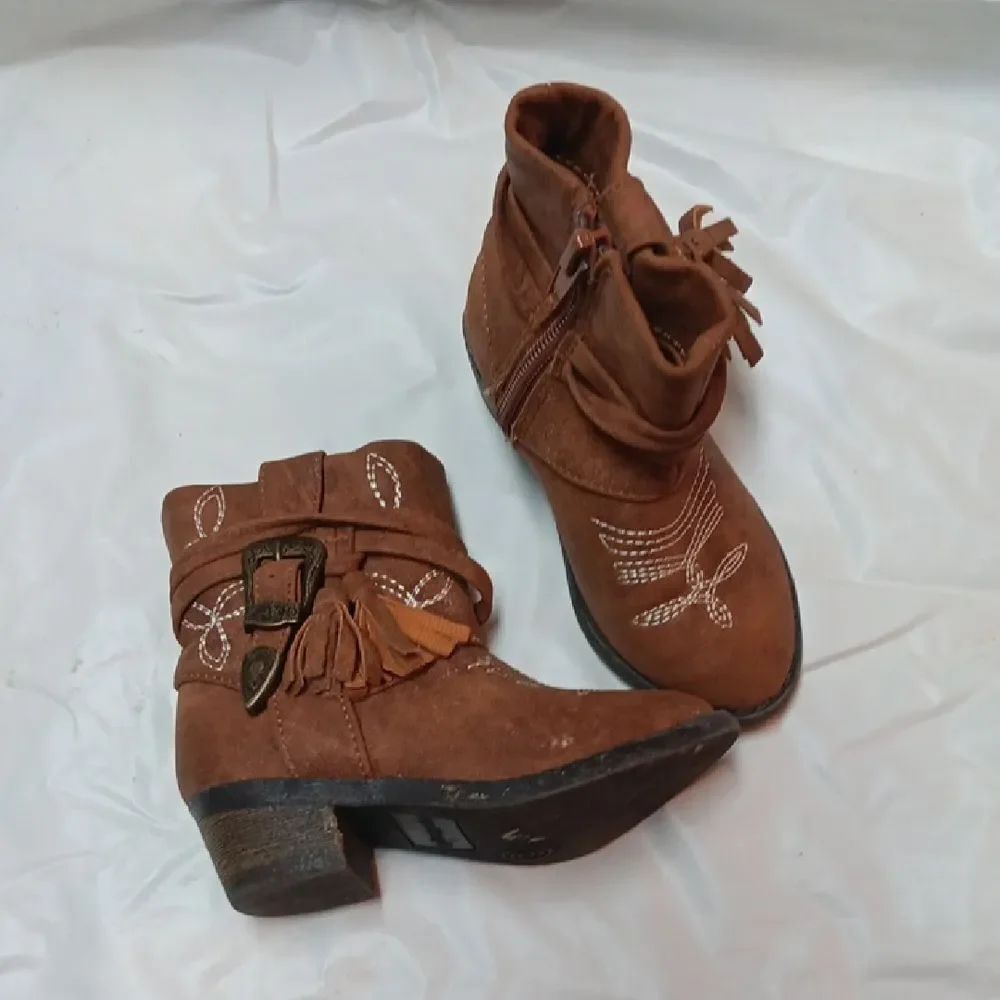 Madden Girl Mini Cowgirl Tan Suede Ankle Boots with Embroidery Size 6